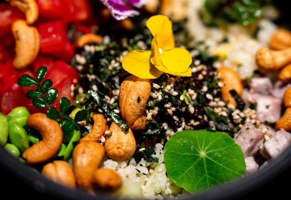 Bowl de riz, légumes et micropousses de capucines