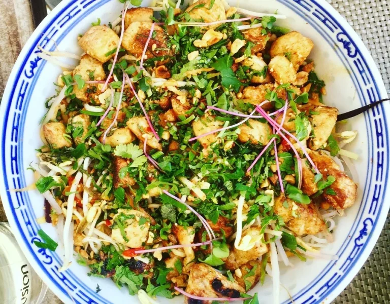 Bowl salade, poulet et micropousses