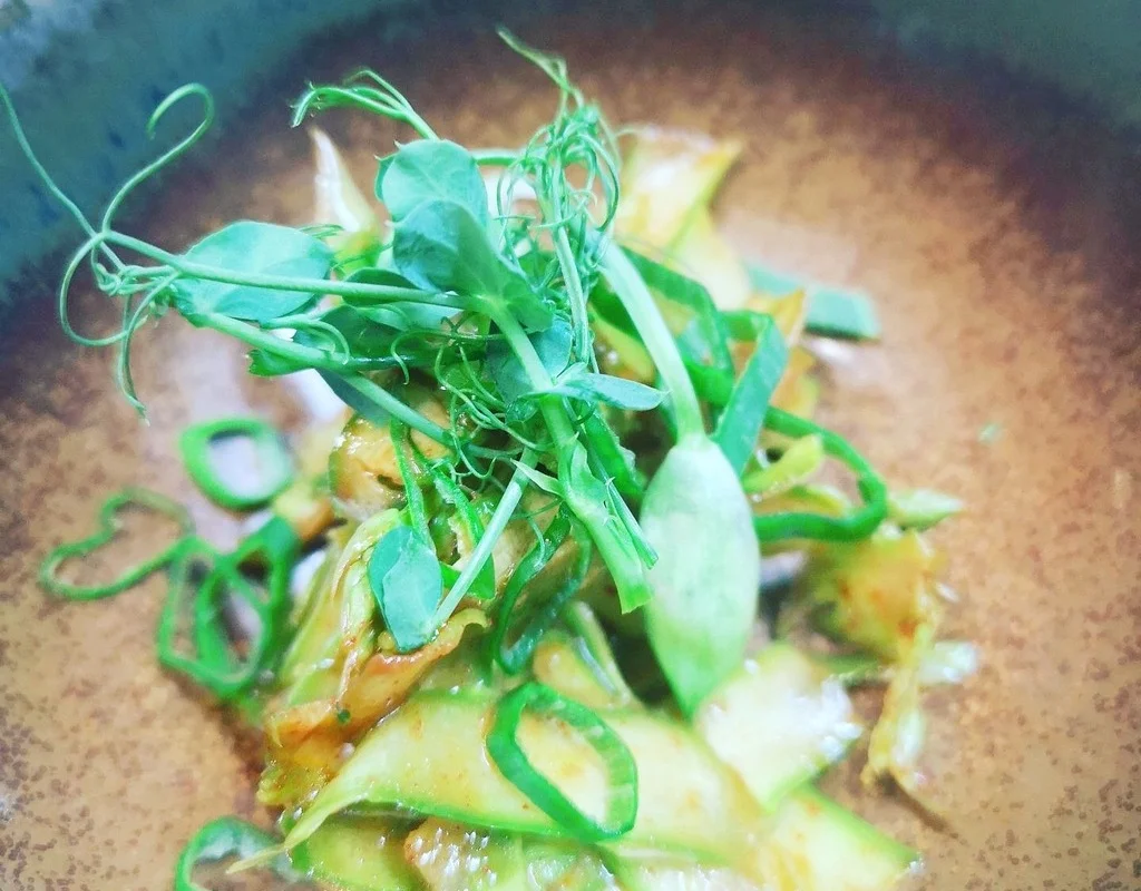 micropousses de pois sur une assiette de légumes