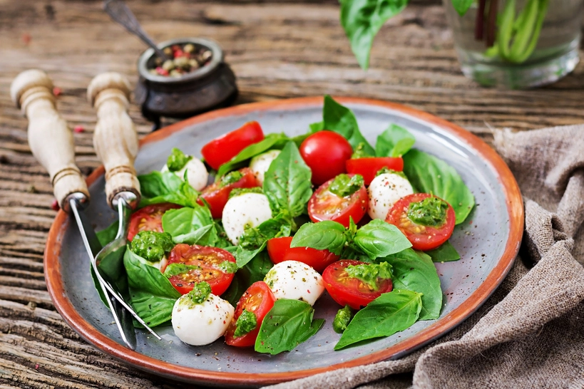 Salade repas tomates cerises, mozzarella et basilic
